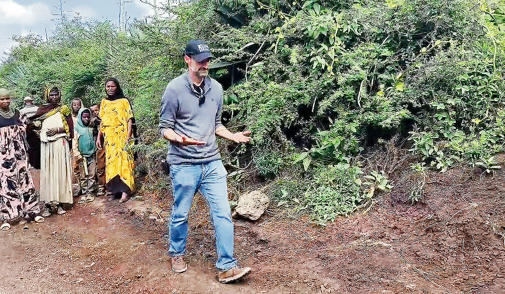 Con un palo en forma de Y busca el lugar exacto donde está el agua, a veces a decenas de metros bajo tierra.
