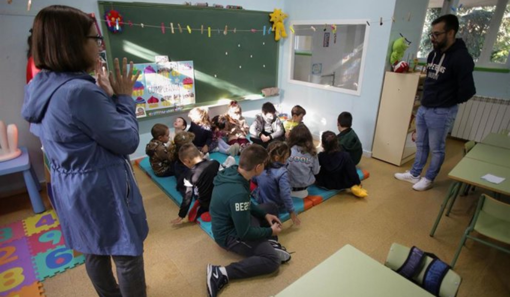 Un grupo de profesores de clase a un grupo de alumnos en un centro escolar
