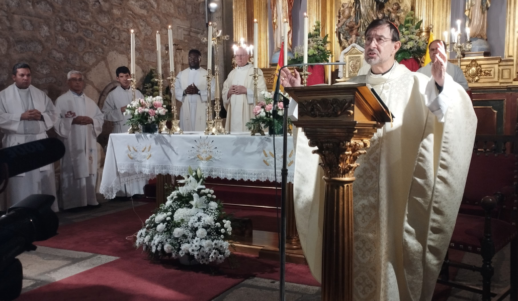 José Cobo preside la Misa en la parroquia de la Asunción de Nuestra Señora, en el pueblo de El Molar
