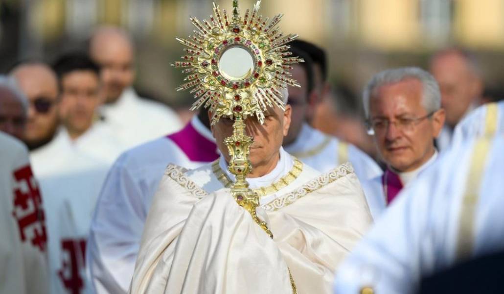 Procesión eucarística por las calles de Roma en la solemnidad del Corpus Christi