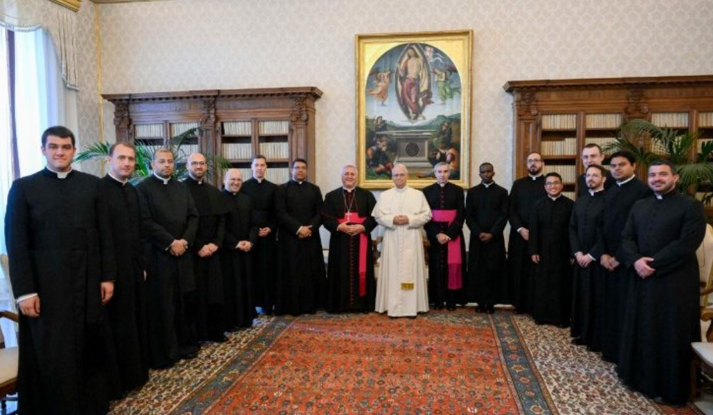 León XIV con los sacerdotes que estudian en la Pontificia Academia Eclesiástica
