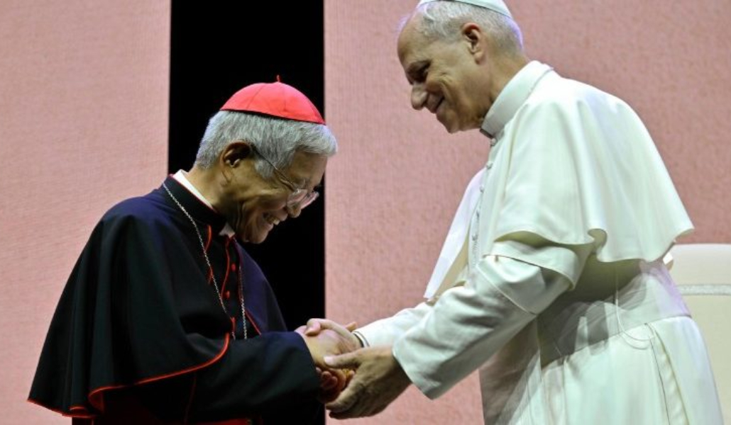 León XIV con Lazzaro You Heung-sik, prefecto del Dicasterio para el Clero, en el evento Sacerdotes felices