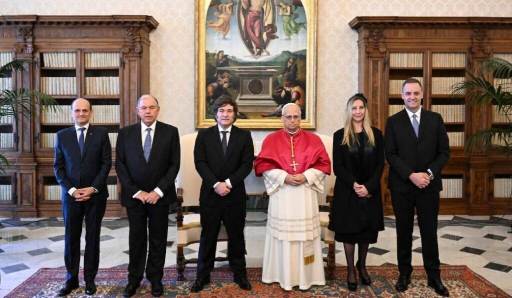 Imagen de grupo en la audiencia de Milei con el Papa este sábado