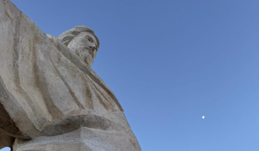 Perfil del Sagrado Corazón de Jesús sobre el cerro del Mogorro