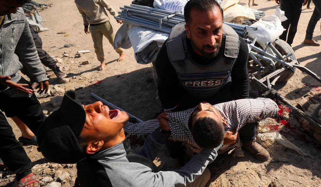 Periodistas palestinos ante el cuerpo de un compañero muerto en un ataque de Israel