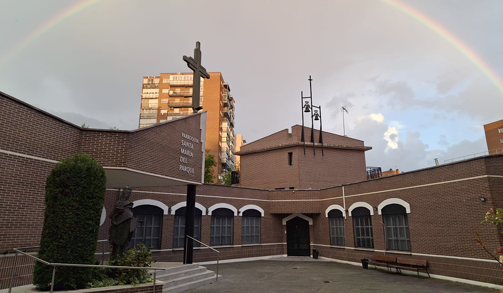La entrada de la parroquia cuenta con un espacio abierto que sirve de lugar de encuentro de los feligreses