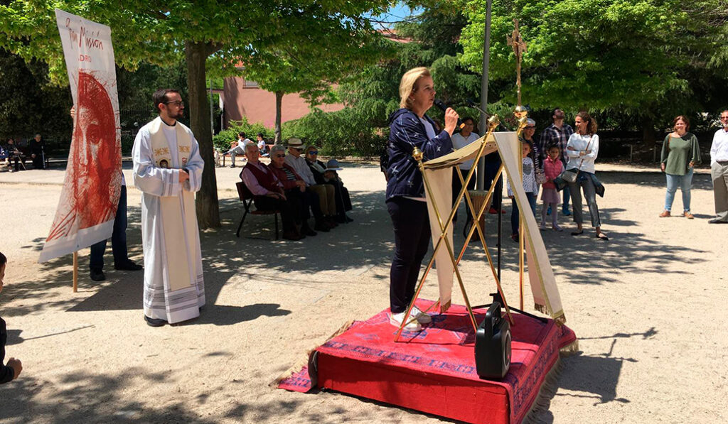 Las comunidades salen al bario a evangelizar