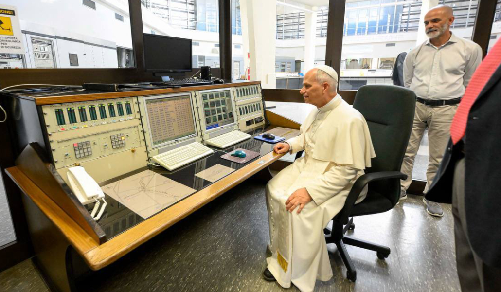 León XIV en la sala de emisiones de Radio Vaticana