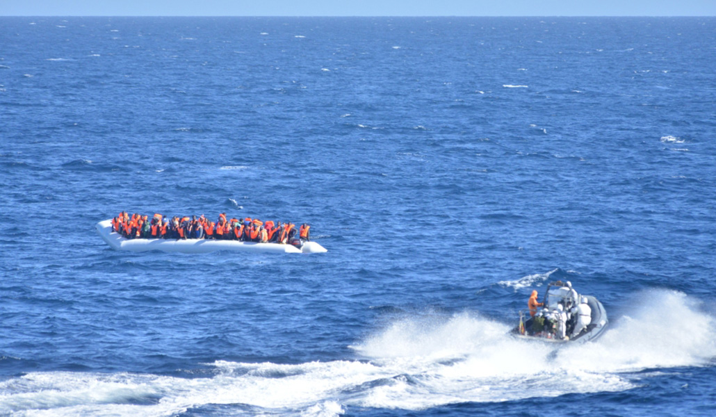 Rescate de migrantes en aguas del Mediterráneo por la fragata Canarias