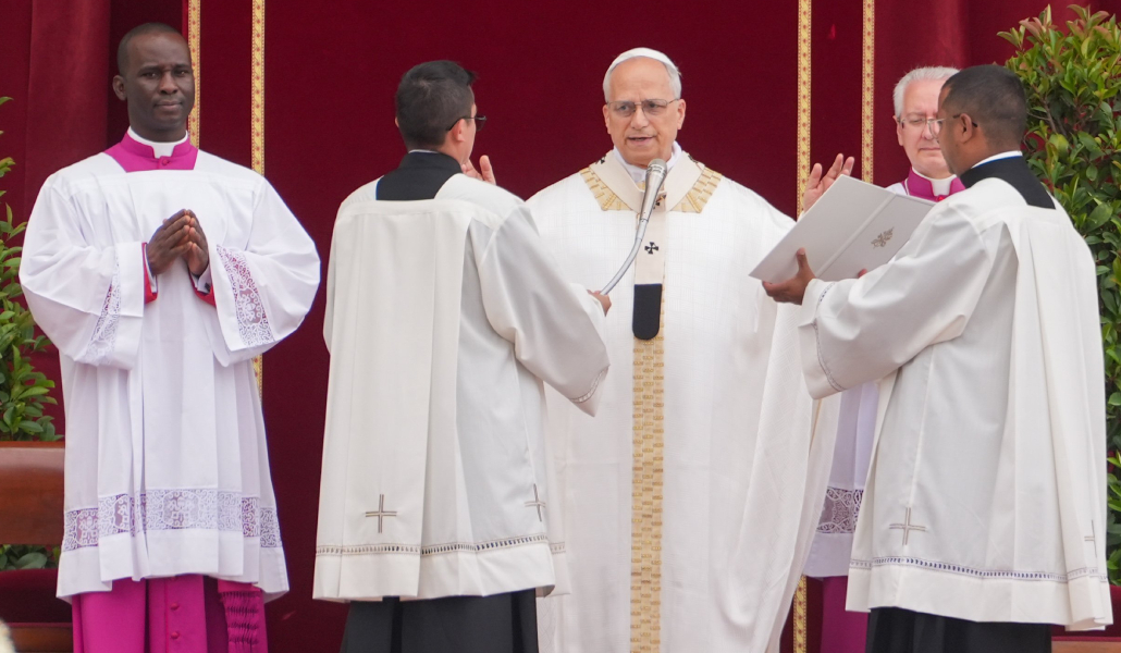 León XIV con sacerdotes jóvenes durante la celebración del Corpus Christi