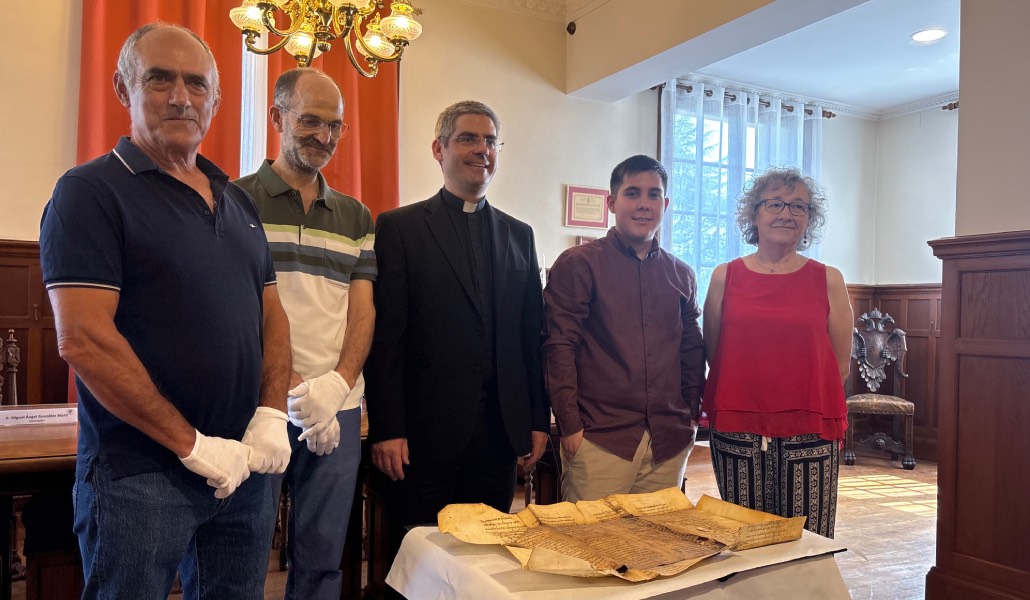 Miguel Ángel González, Pedro Pérez, Jesús Merino, Bruno Martínez e Isabel Martínez en la presentación del pergamino.