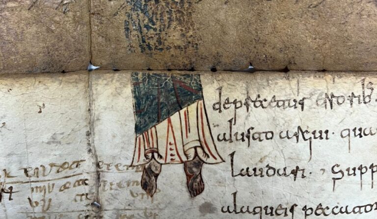 Detalle de los pies de la figura que aparece en la ilustración del pergamino.