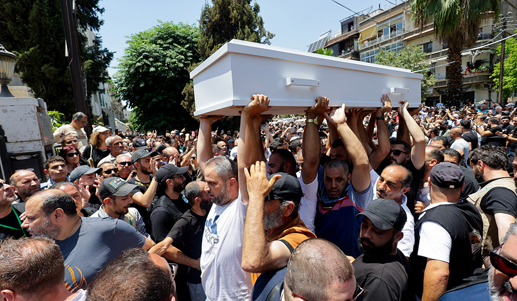Una multitud acompaña en las calles de Damasco los féretros de algunos de los cristianos asesinados