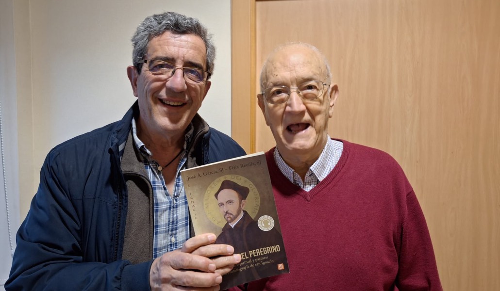 Revilla y José A. García con su obra.