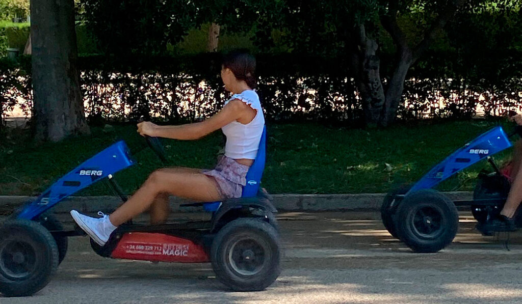 Montan en 'quads' alrededor del Retiro en las colonias urbanas de Cáritas.