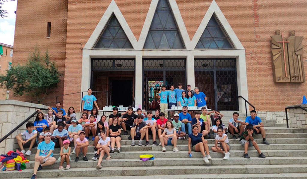 El templo en La Elipa sirve como referencia para los niños migrantes recién llegados, también de Ucrania