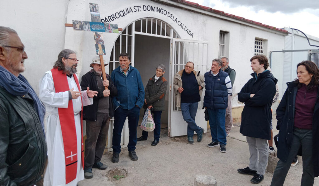 Rodríguez con un grupo de fieles a las puertas del templo.