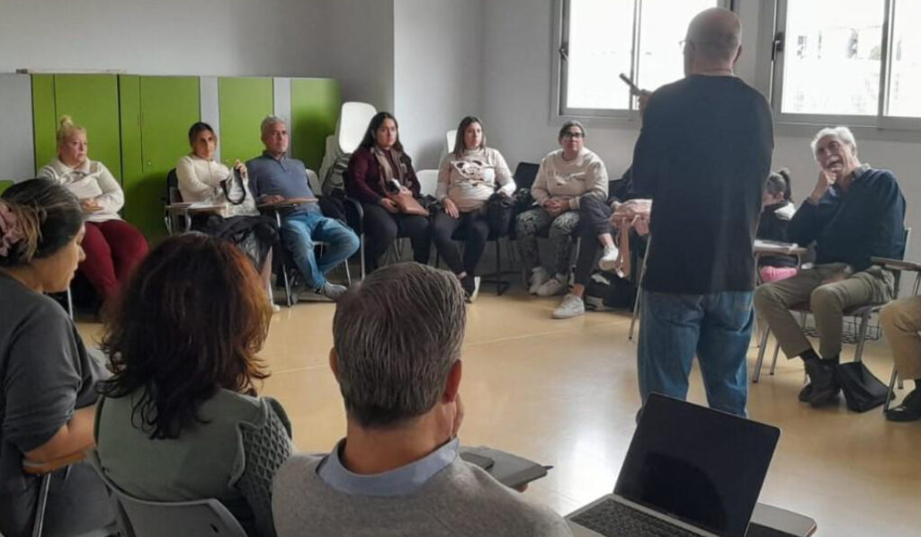 Cáritas Madrid ofrece charlas para orientar a los migrantes a su llegada a España.