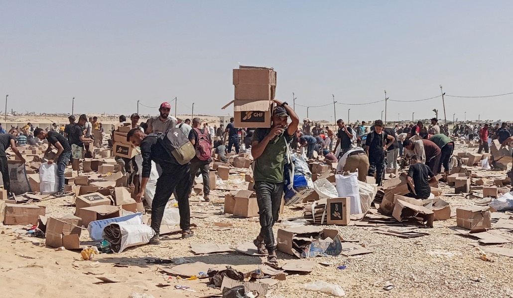 Gazatíes buscan restos de ayuda de la GHF el 5 de junio en Rafah.
