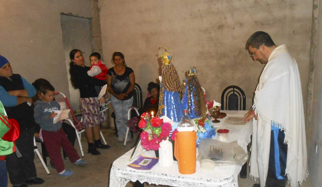 Misa en un proyecto de los Misioneros de los Sagrados Corazones.