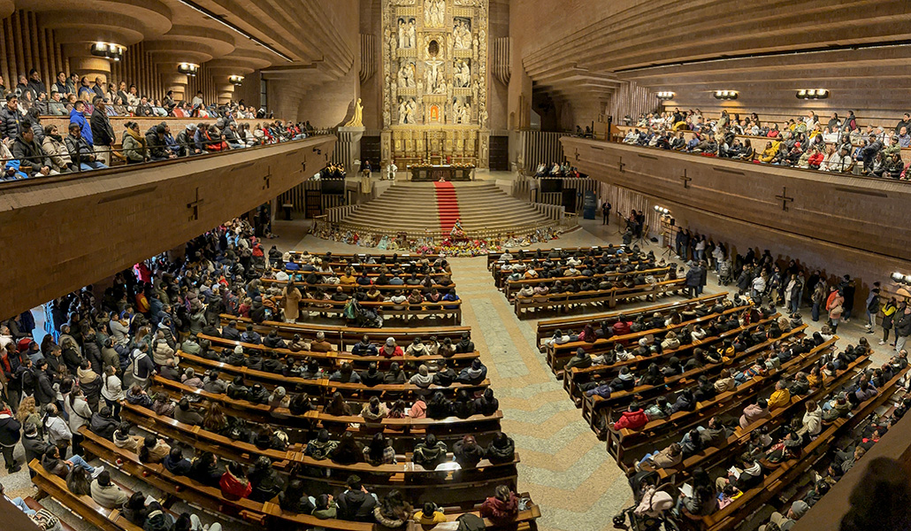 Interior del templo durante la fiesta de la Virgen del Quinche de 2024