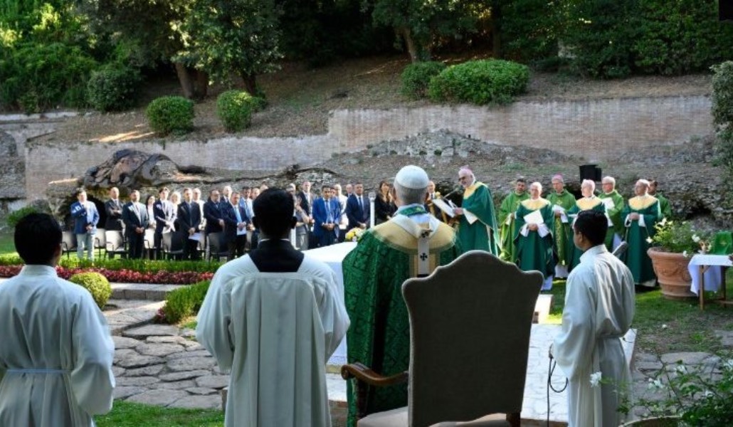 El Santo Padre, de espaldas durante la celebración.