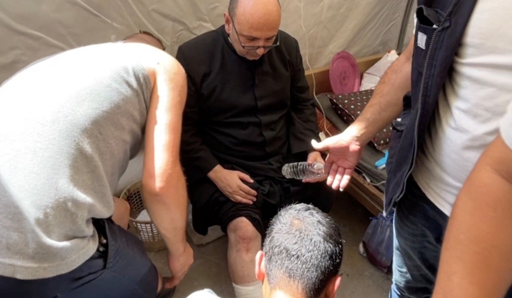 El padre Romanelli es atendido en el hospital tras sufrir heridas leves en una pierna.