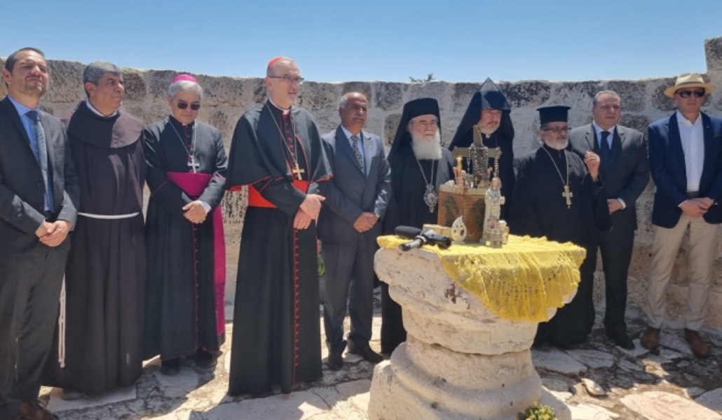 Los patriarcas y jefes de Iglesias durante su visita a la localidad.