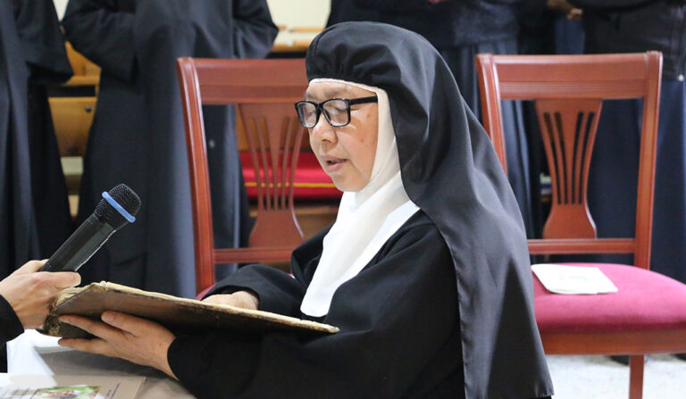 María Zhang durante su profesión solemne