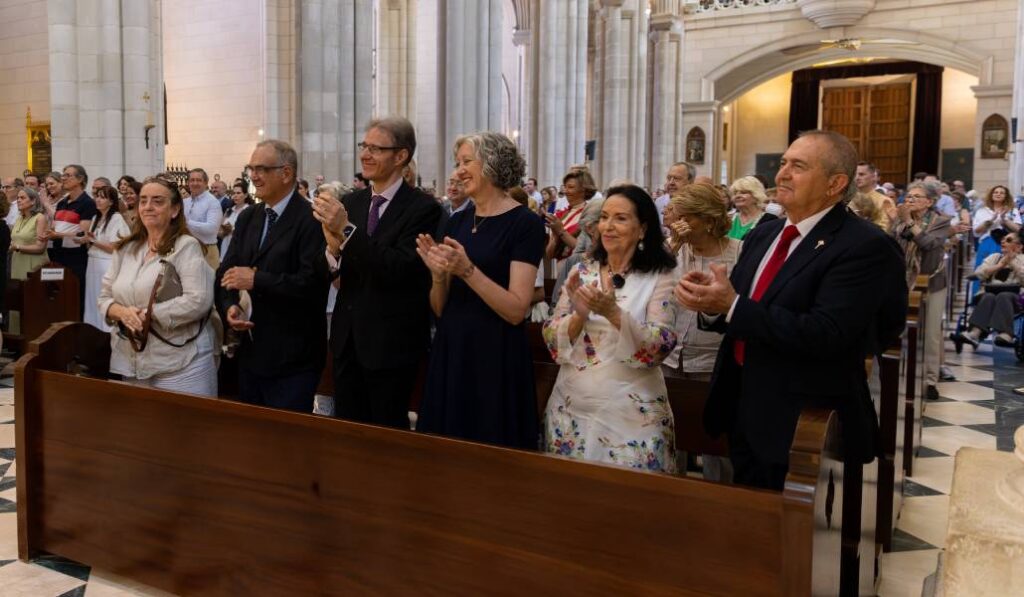 Aplauso a los esposos que participan en la Misa.