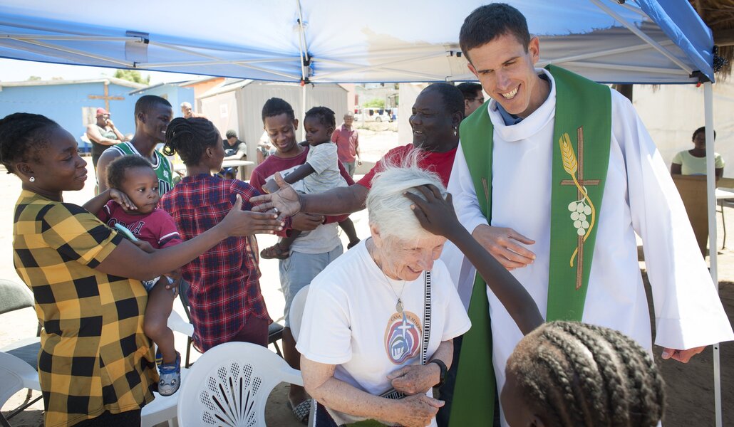 Migrantes haitianos en una Misa en la frontera con Estados Unidos. Foto: OSV News photo / David Maung.