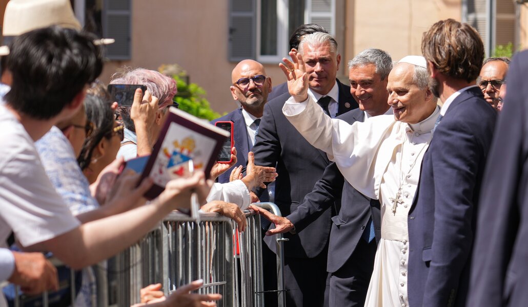 El Papa saluda a los fieles a la salida de la catedral de Albano. Foto: CNS photo/Lola Gomez.