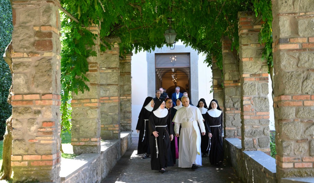 El Santo Padre recorre parte del jardín del recinto bajo la vegetación con las religiosas.