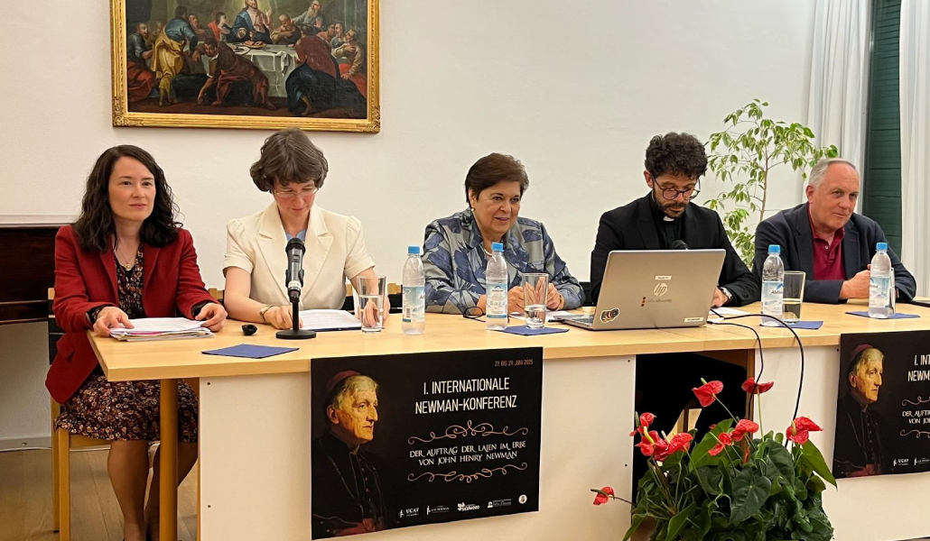 Calvo (vestido de sacerdote) durante un congreso sobre Newman en Alemania