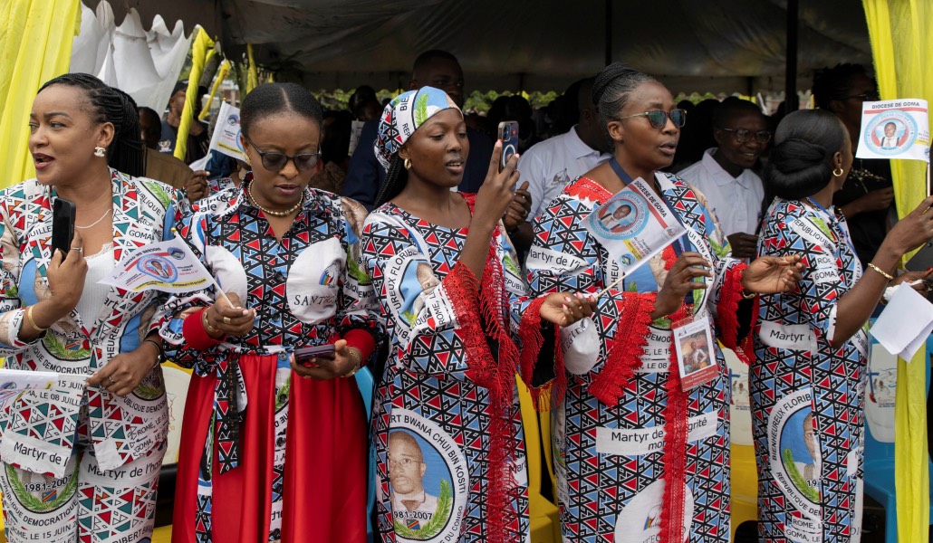 Mujeres con ropa conmemorativa del beato durante la Misa del pasado 8 de julio.