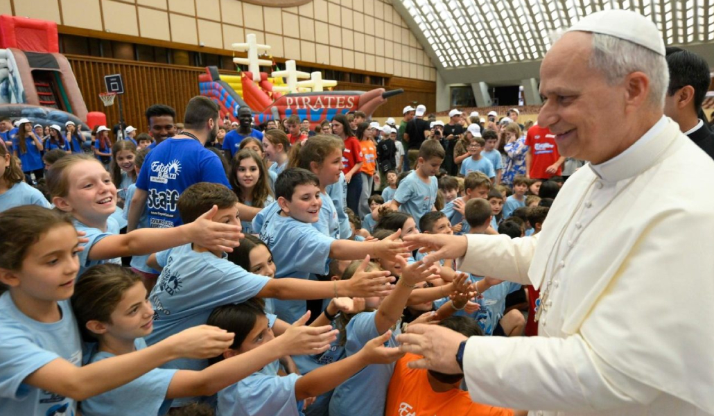 El Papa saluda a los niños.