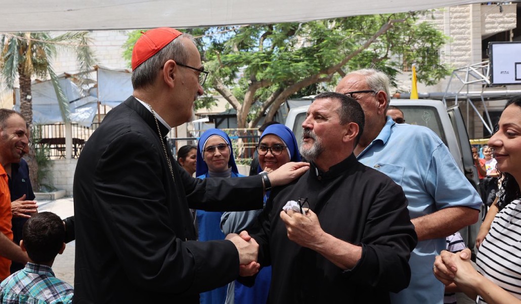 El cardenal Pizzaballa saluda a las personas en la parroquia de la Sagrada Familia.