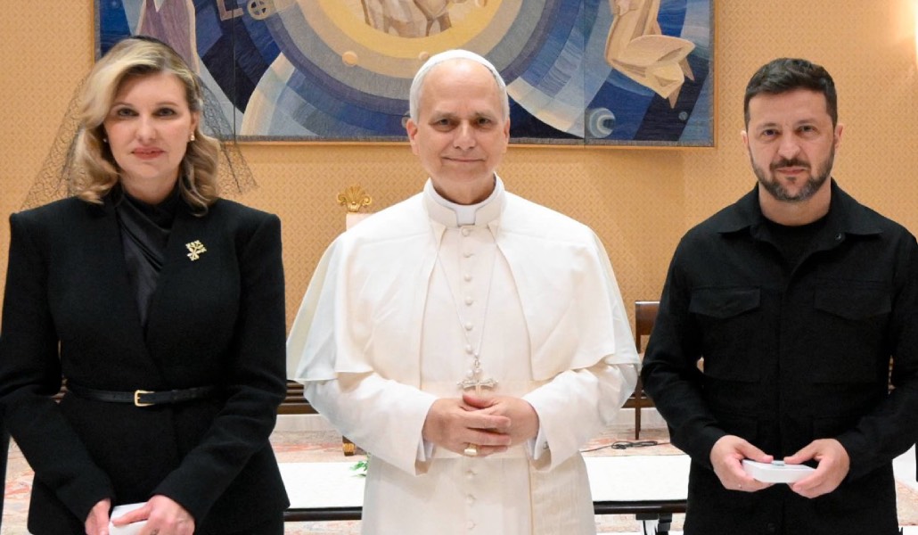 León XIV entre Zelenski y su esposa durante la audiencia del 18 de mayo.