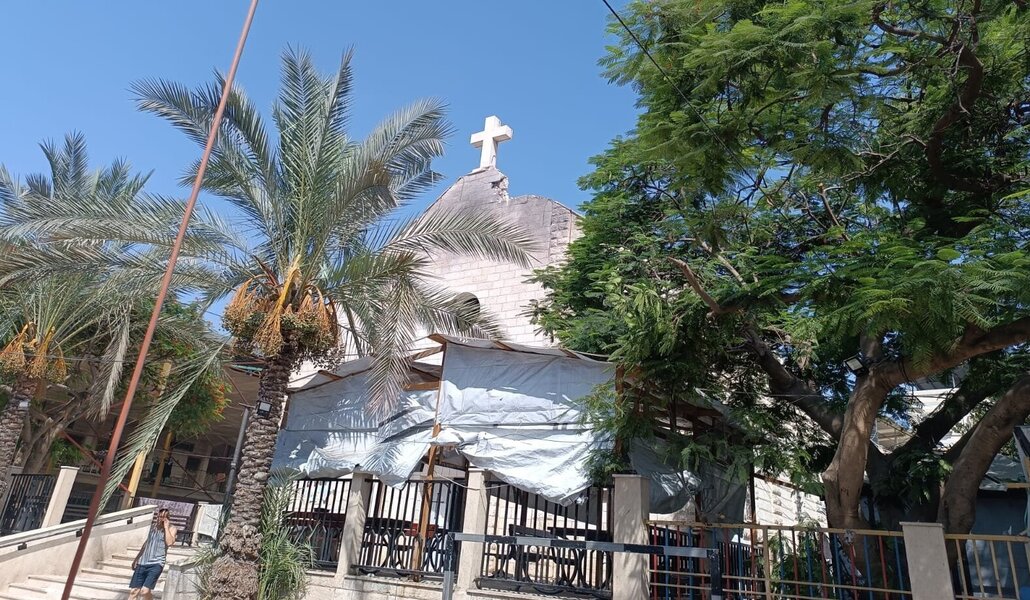 Tejado dañado de la parroquia de la Sagrada Familia de Gaza tras el ataque del 17 de julio. Foto: CNS / Cortesía de Aid to the Church in Need, UK.