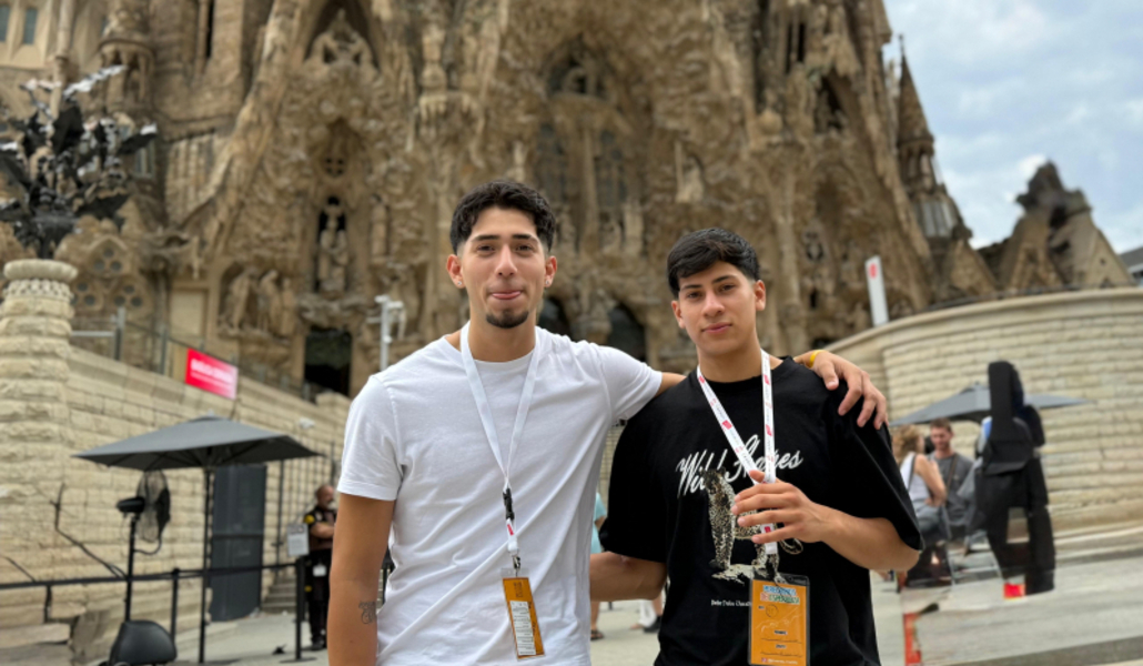 Lautaro y Santiago ante la Sagrada Familia. Foto: Jóvenes Madrid.