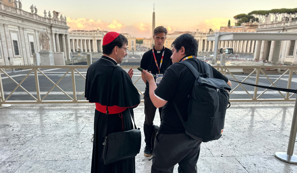 Un momento de la entrevista con el cardenal en el emblemático escenario de la plaza de San Pedro