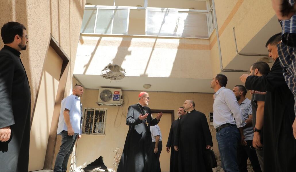 El cardenal Pizzaballa y Romanelli en un centro de Cáritas en Gaza tras el ataque a la parroquia latina. Foto: Cáritas Jerusalén