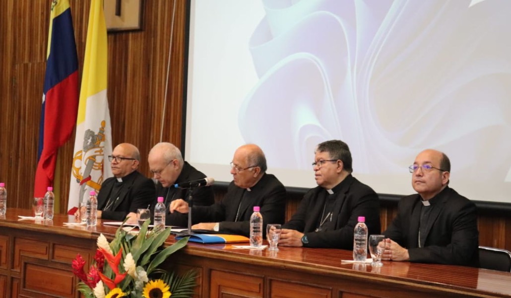 Mesa presidencial durante la inauguración de la Plenaria.