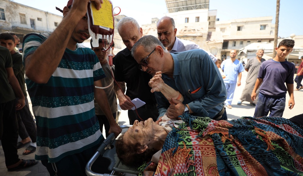 Una de las mujeres heridas llega al hospital.