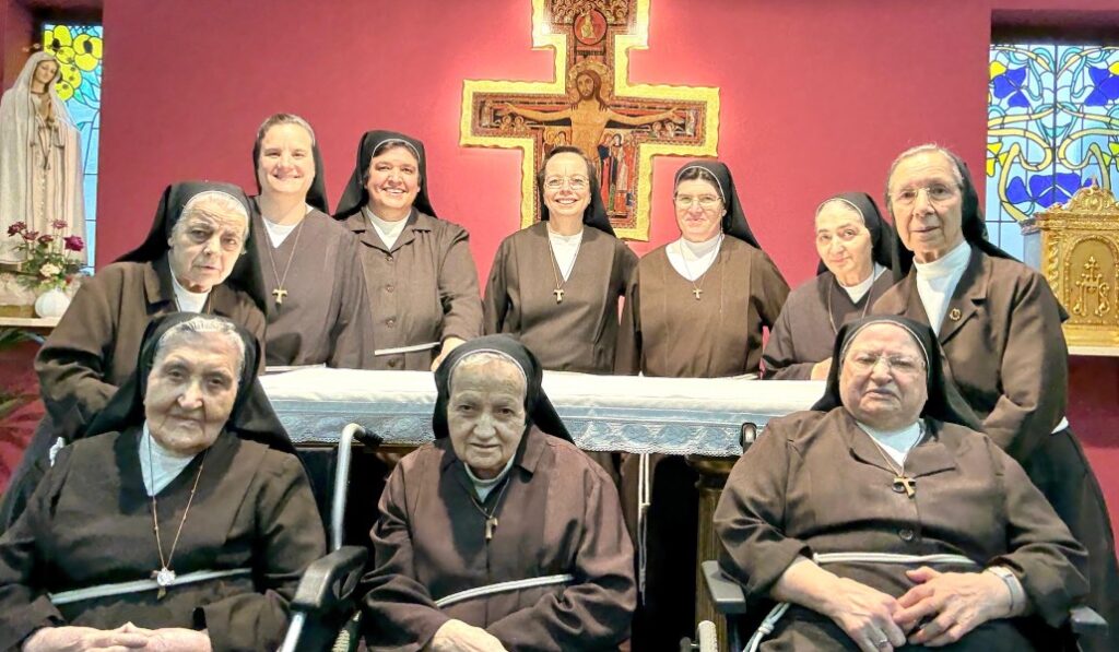 Foto de familia de la comunidad. Ahora son diez hermanas, todas españolas.