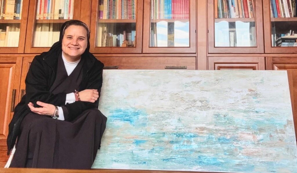 Sor Ana Salguero con una de sus obras.