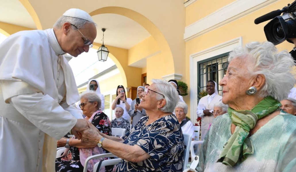 León XIV saluda a algunas de las residentes de Santa Marta.
