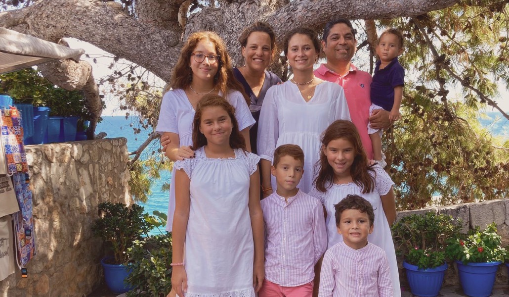 Belén (arriba en el centro) con su familia al completo.