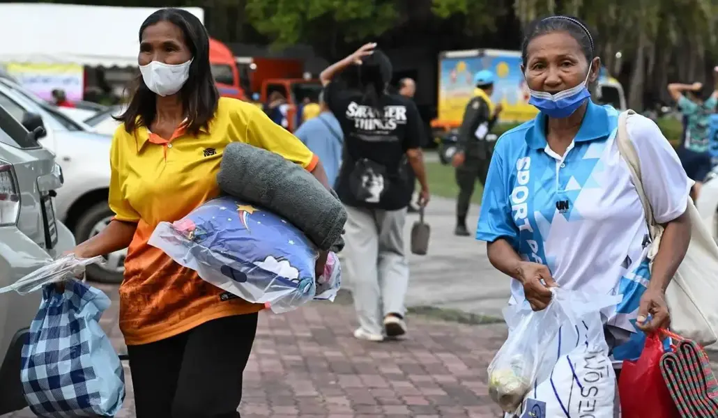 Desplazados por los combates llegan a un centro de evacuación del Gobierno tailandés en el distrito de Prasat, en la provincia de Surin, fronteriza con Camboya. Foto: EFE.