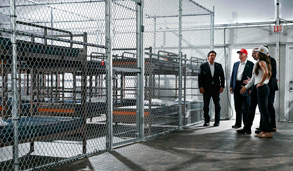 Trump con el gobernador de Florida, Ron de Santis, y la secretaria de Seguridad Nacional, Kristi Noem, en Alligator Alcatraz